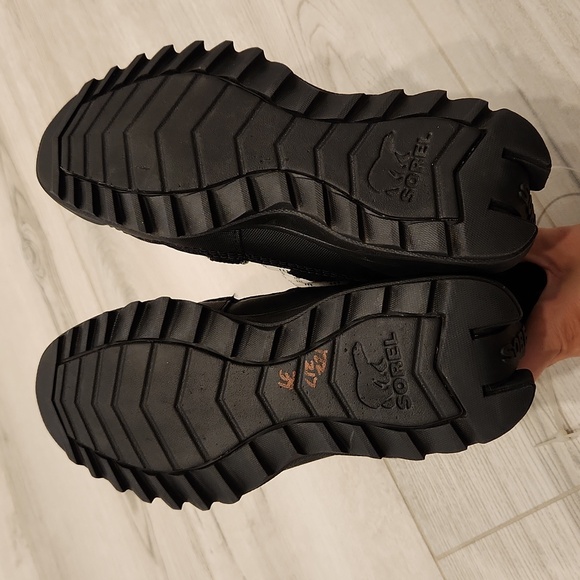 SOREL Ona Rmx Glacy Faux Fur Waterproof bootie in black size US 6.5 - Picture 13 of 17